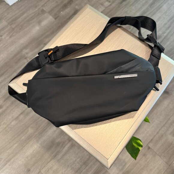 Sleek Black Men's Crossbody Bag - Picture 7 of 11